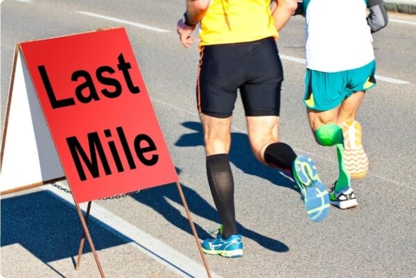 How to Set a Marathon Goal - participants on the last mile