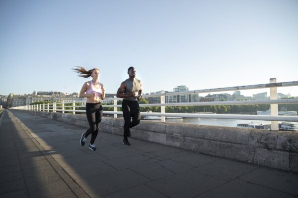 How to set a marathon goal running couple along a river side