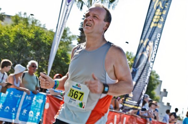 16 Weeks Marathon Training Schedule - Marahon runner struggle close to the finishline