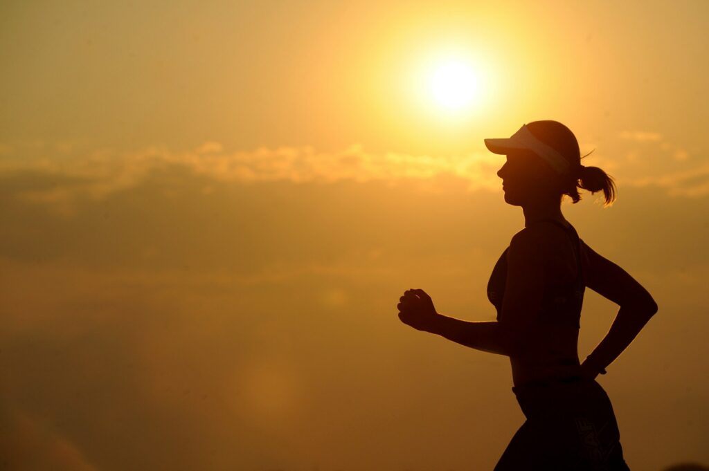 How-to-distinguish-the-runner-type-in-a-marathon-woman-running-in-a-beautiful-sun-background