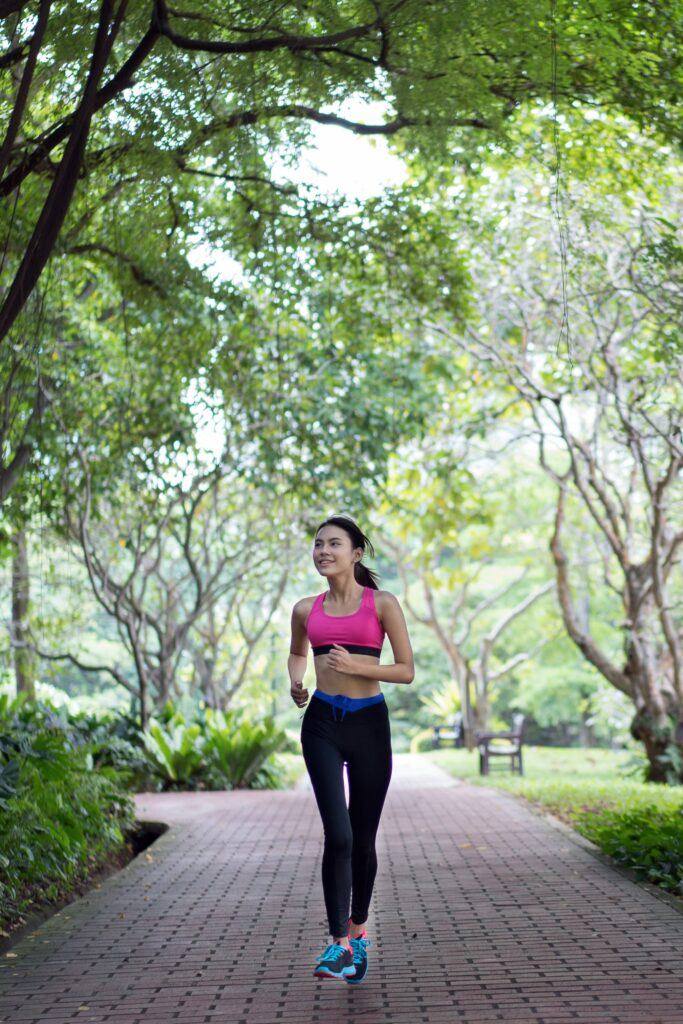 How-to-distinguish-the-runner-type-in-a-marathon-woman-jogging-in-a-park-area