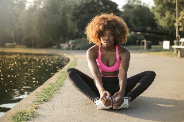 7 best ways preparing a marathon and complete Woman stretching before training