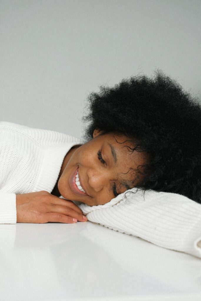 7-best-ways-preparing-a-marathon-race-and-complete-woman-smiling-while-sleeping