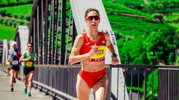 marathon training for outstanding results - A female runner cross a bridge in high pace.