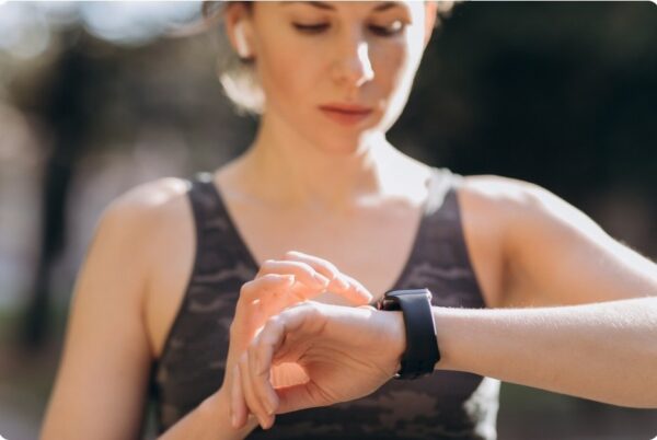 endurance training - Runner checking low heart rate after long run