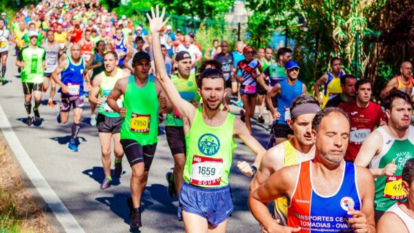  7 Steps Marathon Training Plan For Successful Beginners, Marathon runner greets in a marathon race