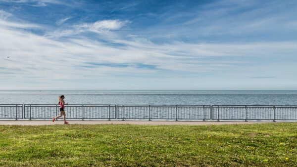  Wrist Heart Rate Monitor Your Fitness Supporter, Woman running Along the Ocean