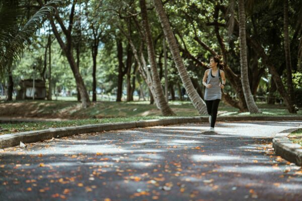 How To Lose Weight By Running The Best Way Woman running in park