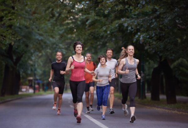 8 best running tips for beginners - running group in thr park