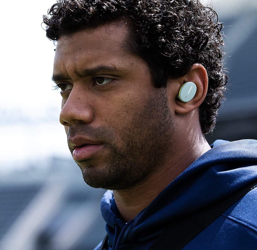 8-best-tips-for-music-to-running-training-male-runner-with-earbuds