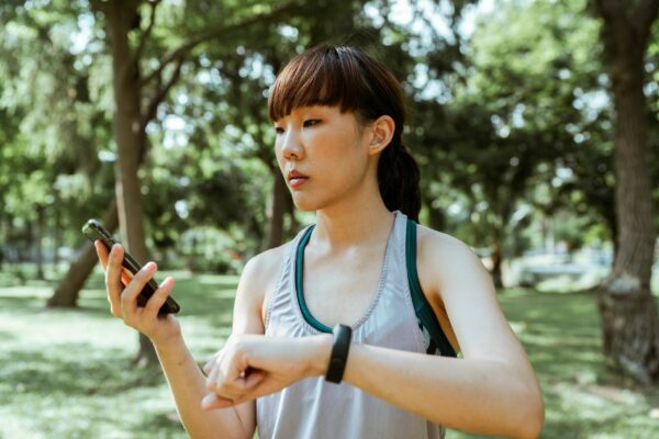 How to choose the best running sports tracker woman with mobile app